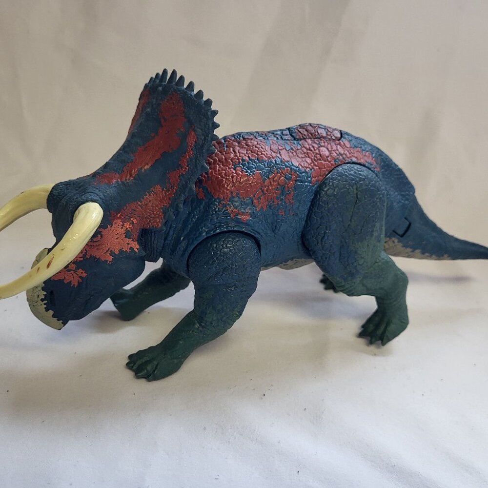 Jurassic World Battle at Big Rock Dual Attack Nasutoceratops Action Figure